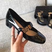 Un paio di tacchi neri Dior