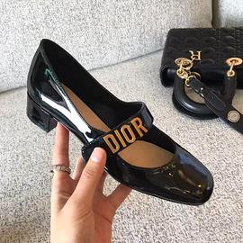 Un paio di tacchi neri Dior