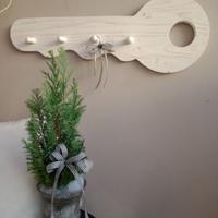 Portachiavi a forma di chiave. In legno massello