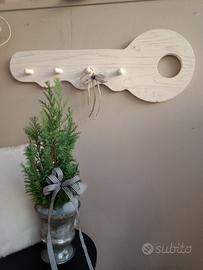 Portachiavi a forma di chiave. In legno massello