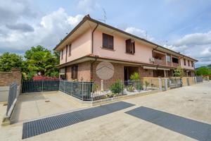 VILLA A SCHIERA D'ANGOLO A SAVIGNANO SUL PANARO