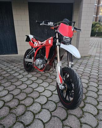Moto SWM SM 125 R