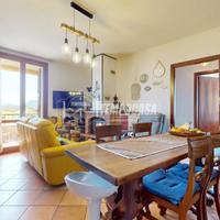 Quadrilocale su due livelli semi nuovo con terrazz