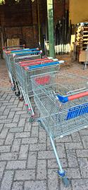 carrelli spesa con ruote