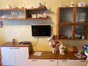 mobile soggiorno cucina e vetrina arte povera