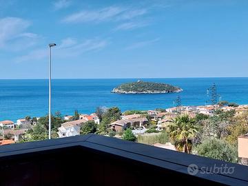 Porzione di villa bifamigliare con giardino