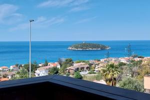 Porzione di villa bifamigliare con giardino