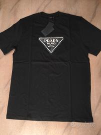 T-Shirt  Prada logo triangolare taglia XXL.
