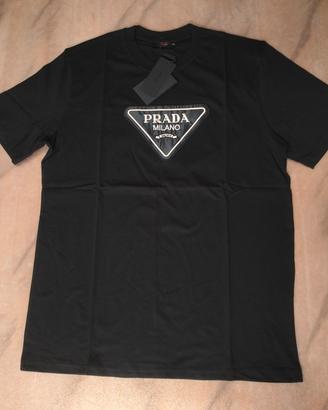 T-Shirt  Prada logo triangolare taglia XXL.