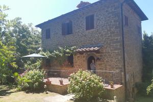 Casa in pietra con annessi bosco e sorgente