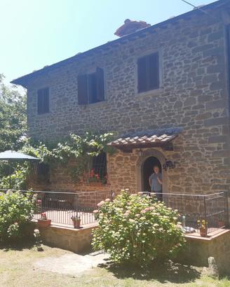 Casa in pietra con annessi bosco e sorgente