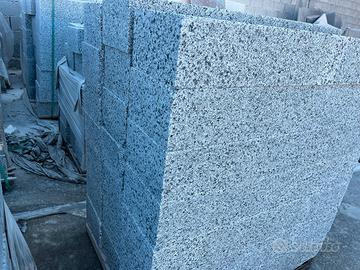 Cordoli in granito 25x15x100