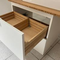 Mobile bagno con lavabo e miscelatore