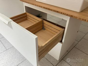 Mobile bagno con lavabo e miscelatore