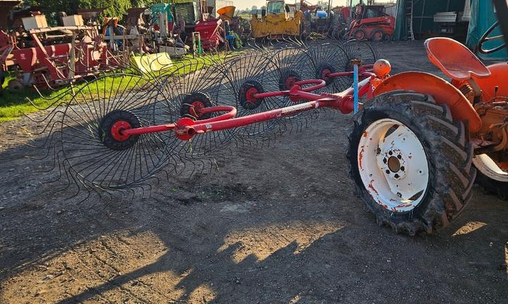 Ranghinatore andanatore stellare per trattore