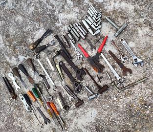 Varie chiavi, pinze e cacciaviti