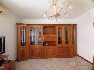 Parete attrezzata in legno+ tavolo da pranzo