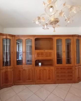 Parete attrezzata in legno+ tavolo da pranzo