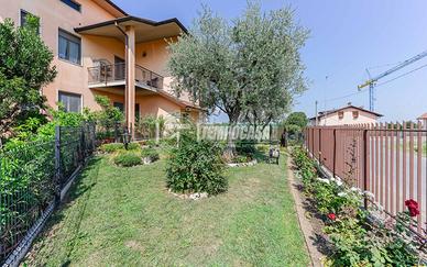 PORZIONE DI BIFAMILIARE CON GIARDINO