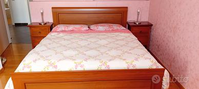 Letto matrimoniale con reti, materassi, comodini