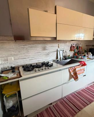 cucina completa di elettrodomestici