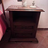 Coppia di eleganti comodini in legno massello