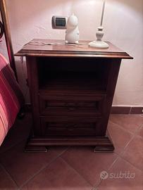 Coppia di eleganti comodini in legno massello
