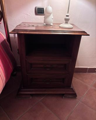 Coppia di eleganti comodini in legno massello