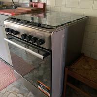 Cucina Hotpoint Ariston con forno elettrico