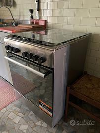 Cucina Hotpoint Ariston con forno elettrico