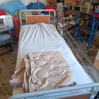 LETTO ORTOPEDICO CON MANIGLIONE, RUOTE E SPONDE