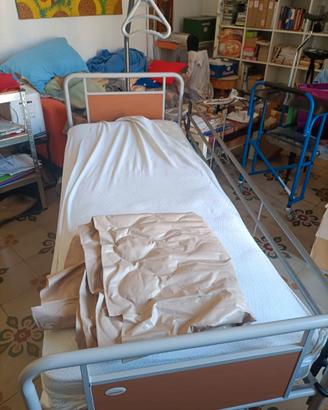 LETTO ORTOPEDICO CON MANIGLIONE, RUOTE E SPONDE