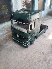 Italeri Mercedes Benz actros 1:24