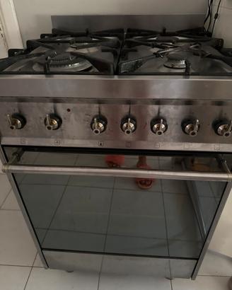 Cucina con forno, in buono stato