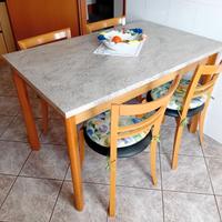 Tavolo cucina e 4 sedie