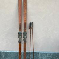Sci antichi in legno con bastoni originali