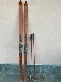 Sci antichi in legno con bastoni originali