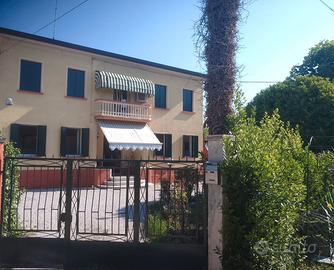 Casa indipendente con due  appartamenti