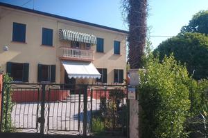 Casa indipendente con due  appartamenti