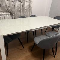 Tavolo bianco con piano in cristallo