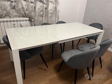 Tavolo bianco con piano in cristallo