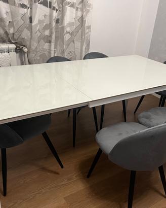 Tavolo bianco con piano in cristallo