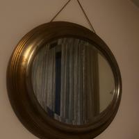 Specchio ovale con cornice dorata stile vintage