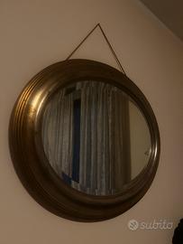 Specchio ovale con cornice dorata stile vintage