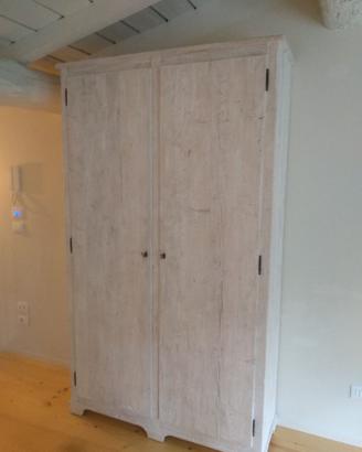 armadio in abete vecchio 2 ante sbiancato