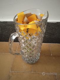 Brocca in vetro lavorato 