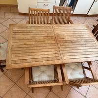 Tavolo in teak e sedie con braccioli