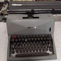 Macchina da Scrivere Olivetti 82 Vintage Anni '70