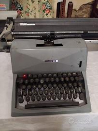 Macchina da Scrivere Olivetti 82 Vintage Anni '70