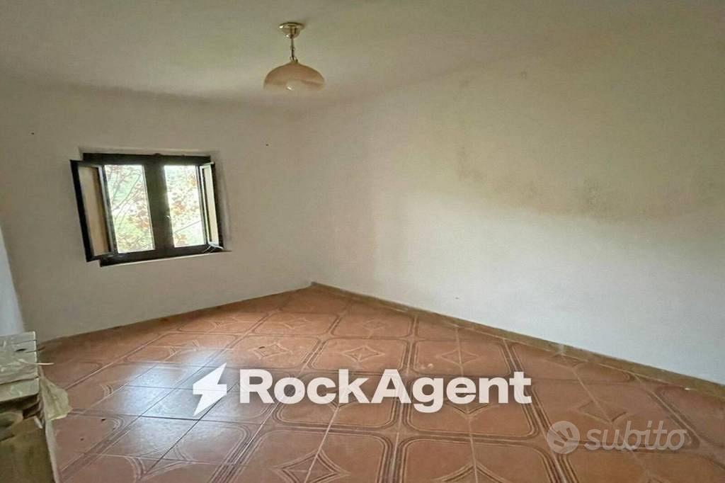 Rustico / Casale di 300 m² con più di 5 locali a L - Vista 4